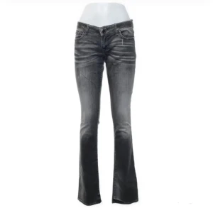 Guess jeans  - Bra skick, flaired, gråa guess jeans. Storlek W28 och innebenslängden är 86cm 🥰 