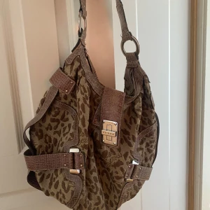 Guess väska - Super fin väska som inte går att köpa längre, vintage  Leopard mönster 