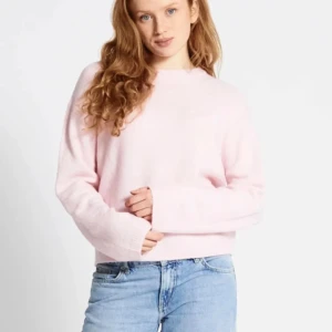 Ljusrosa stickad tröja - Säljer en supermysig ljusrosa stickad tröja som är perfekt för kyliga dagar. Den har en avslappnad passform och långa ärmar, vilket gör den både bekväm och stilren. Perfekt att matcha med jeans för en casual look!