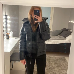 Peak Performance Jacka - Jätte fin och varm jacka till vintern, jackan är i stolek S. Bara att höras om om man vill ha fler bilder🥰 Pris kan diskuteras🫶🏻