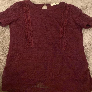 Vinröd spets tröja  - en trendig röd tröja i bra skick med ett inner tyg vilket gör att den ej blir genomskinlig 