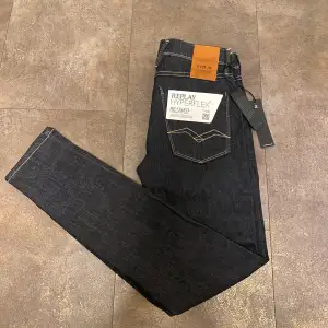 Helt nya replay jeans i storlek W28 L32. Mitt pris 499. Hör av er vid frågor och funderingar!