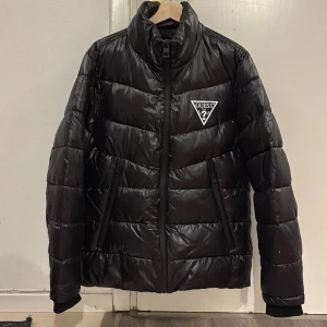 Unisex  puffiga svarta jacka  - Oanvänd Unisex  puffiga svarta jacka med storlek 36