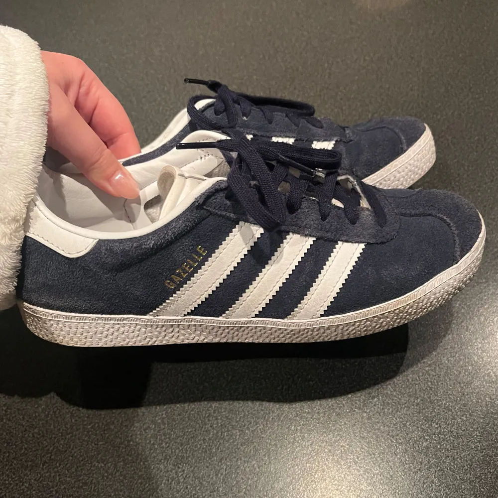 Marinblå adidas gazelle skor, använd ett förtal gånger. Säljer då de inte kommer till användning. Nypris 1249kr.. Skor.