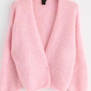 Rosa kofta💘 - Säljer min trendiga rosa kofta från Lindex 💘, bra skick men finns ett litet hål på ryggen!(skriv för bild)