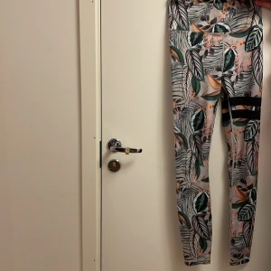 STRONGER Tights - Super fina stronges tights  Använda men i gott skick   Storlek: Xs Om du har några frågor är det bara att höra av sig!