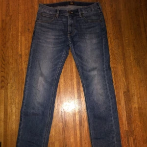 Blåa lee jeans - Varm. Nytt skick. Bekväm. Sitter bra på skorna. Inget smuts elr trasigt/slitningar.
