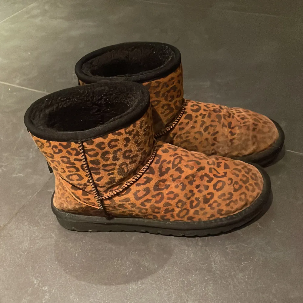 Säljer mina skitsnygga leopard uggs eftersom att de blivit för små.Hyfsat bra skick💗. Kengät.