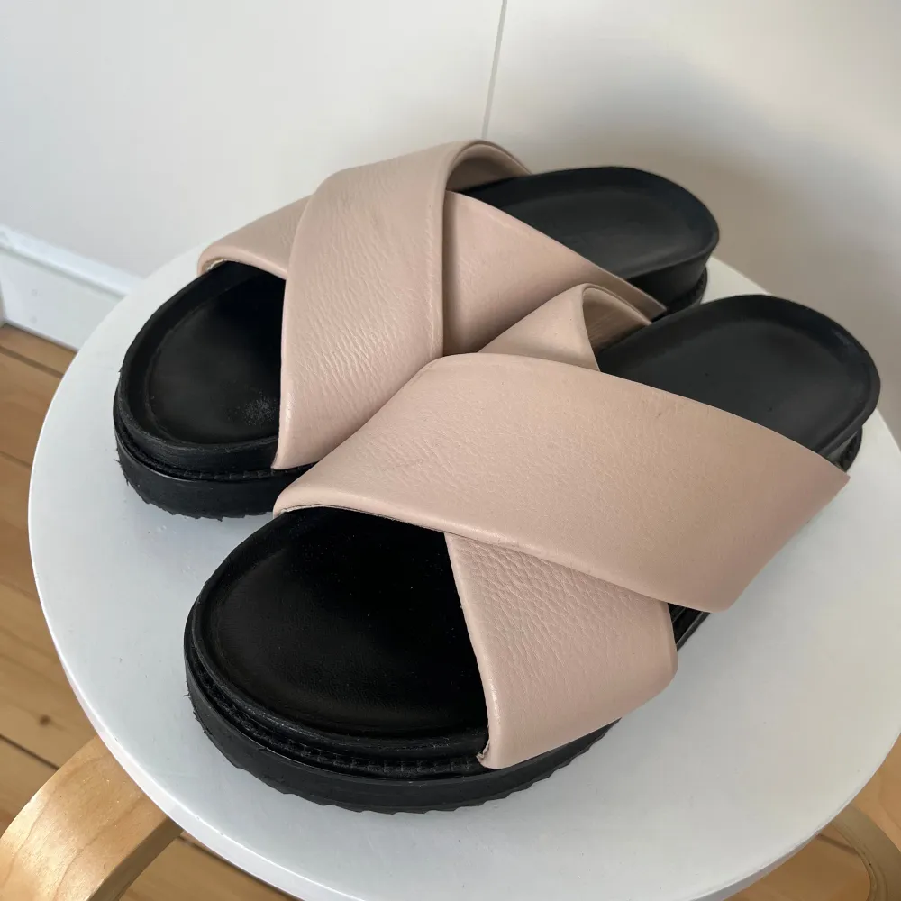 Superfina sandaler från Selected💞Står tyvärr ingen storlek i och jag har fått dem så är osäker, men jag har vanligtvis 37 och de passar mig precis💞Skulle tro att de passar som 36/37💞Hör av er vid funderingar💞. Skor.