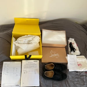 Cristian Louboutin Louis junior spikes - Kollar lite intresse och ungefär vad jag kan få för dom så kom gjärna med bud och förslag. Dom är köpte på mytheresa för ca 1 år sedan. Ni ser alla papper i bilderna. Allt som man fick med medföljer även mytheresa boxen. Efter tvätt ser dom fina ut!