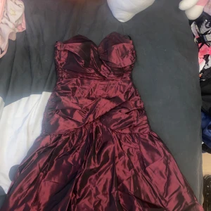 Röd klänning  - Säljer min gamla balklänning