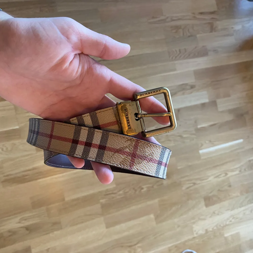 Riktigt snyggt vintage burberry bälte!  Bra skick! Osäker på autentiseringen därav priset . Accessoarer.