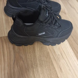 Helt nya skor - Hej! Jag har ett par nya skor i storlek 40 som jag vill sälja. De är helt oanvända och i perfekt skick. Om du är intresserad eller har några frågor, tveka inte att höra av dig!