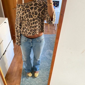 Leopardtröja - Så cool o snygg leopardtröja som man kan ha off shoulder och som är croppad. Har klippt i den själv då den hade rå kant från början 🧡