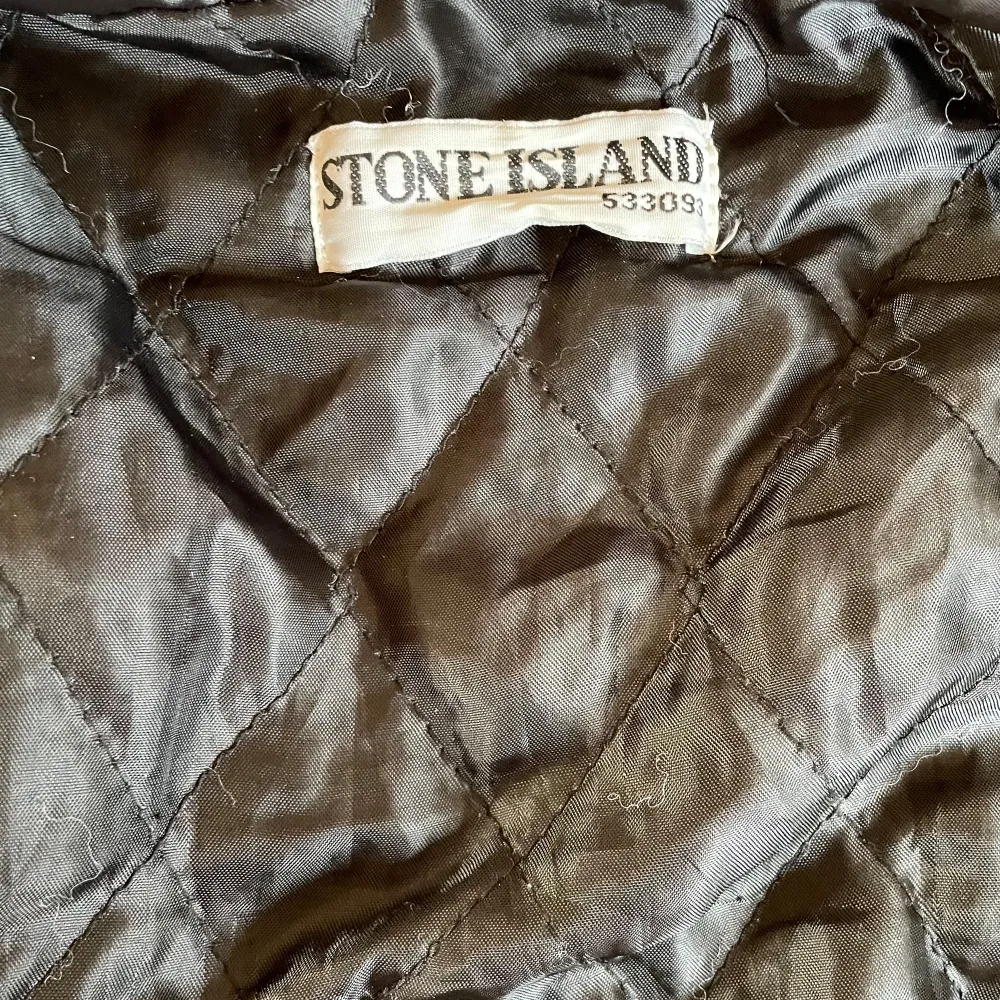 Grymt snygg stone island jacka i skönt stickat material med dun på insidan. Den är en retro modell från 2000 talet men fortfarande i perfekt skick.  Hör av dig vid frågor eller mer bilder.. Jackor.