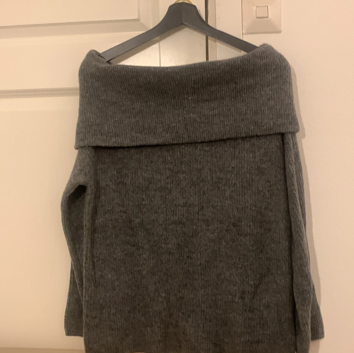 Stickad off-shoulder tröja - 91