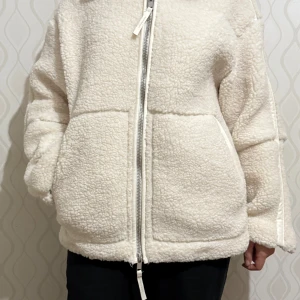 H&M Teddy jacka  - Helt ny och oanvänd med prislapp kvar. Supermysig och härlig till hösten. Storlek XS🤍