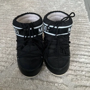 Moon boots - Säljer mina moonboots, knappt använda och i fint skick! Köpte från Plick förra vintern men dom kom aldrig till användning!💗