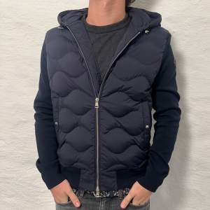 INTRESSEKOLL På min Moncler cardigan, Black label, som tyvär inte kommer till användning. Nypris runt 11-12 tusen. Hör av er runt frågor och funderingar! 