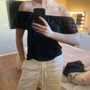 Off shoulder topp - Super söt volang topp off shoulder perfekt till middag, fest eller utgång. Aldrig använd.  