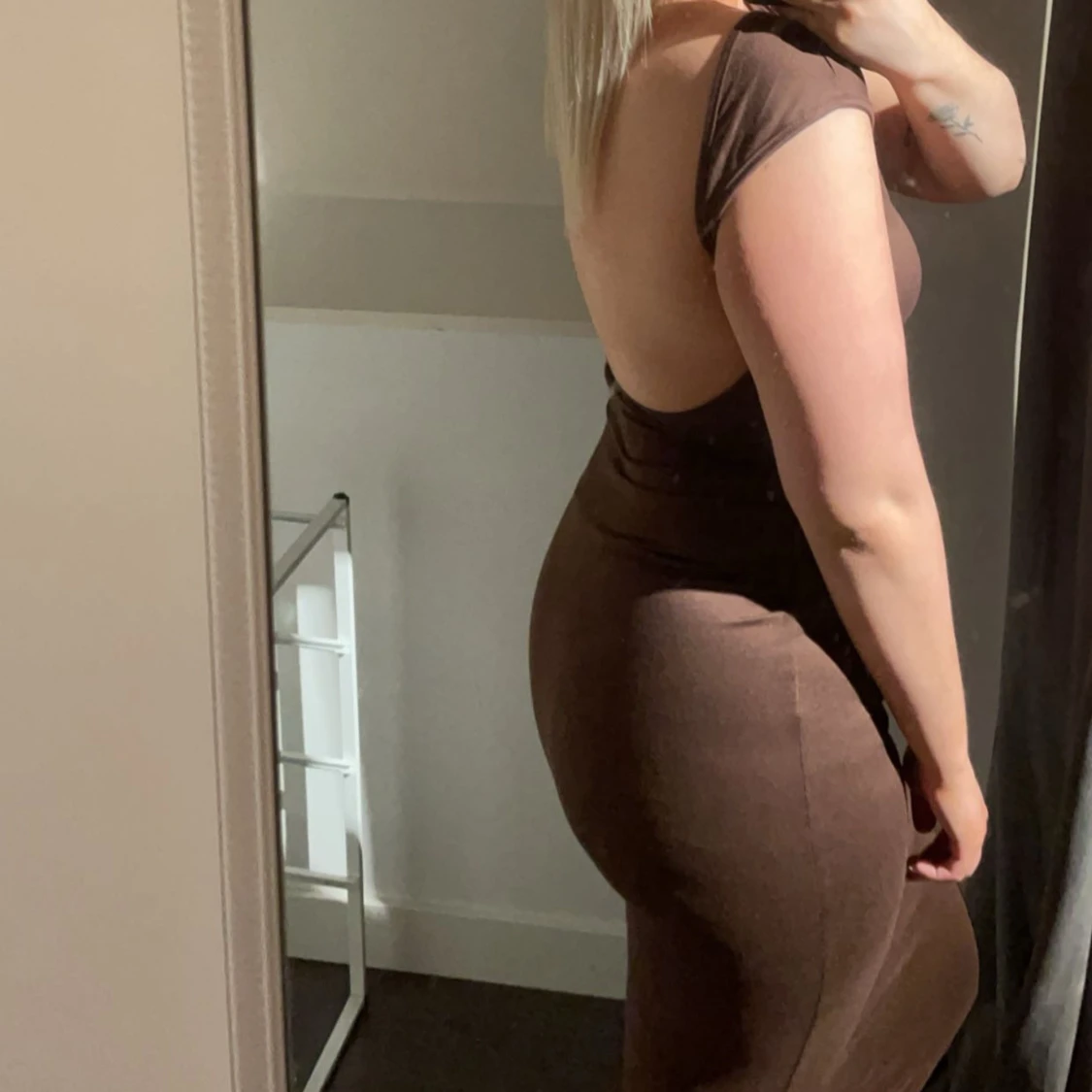 Brun klänning med öppen rygg 