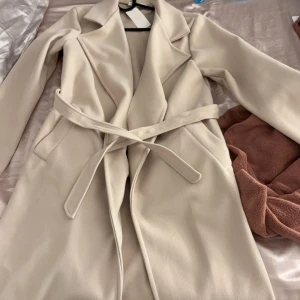 Helt ny kappa från missäy  - Säljer denna superfina kappan från missäy då den inte passar mig, helt oanvänd lappen kvar🥰