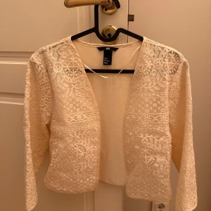 Kofta  - Trekvartsärmad kofta i en benvit färg (ljuset blev konstigt på bilden) den här broderade detaljer. Skriv för fler bilder! 💛 