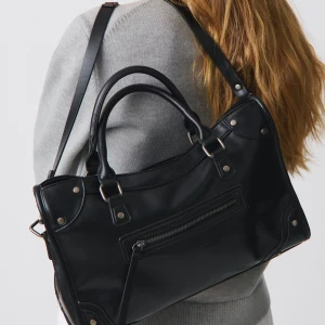 väska Gina Tricot💓 - relativt stor väska ifrån fina tricot, jättesnygg men kom aldrig till användning❤️Skriv om jag ska skicka egna bilder på den