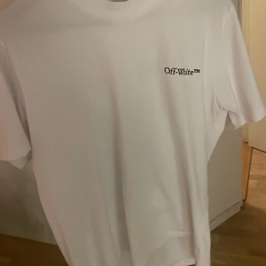 T-shirt - Off-white t shirt perfekt skick  Knappast använd  Skönt tryck på ryggen vill man se fler bilder är det bara att fråga kan gå ner i pris vid snabb affär  