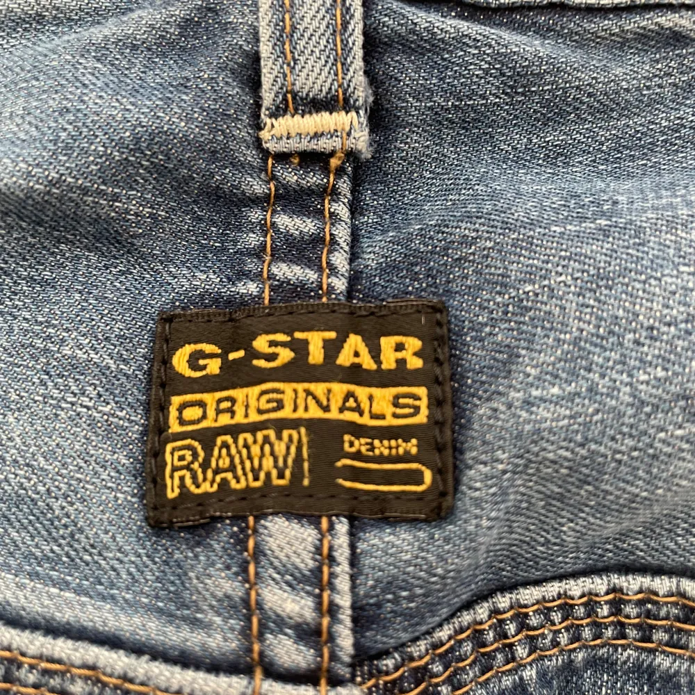 Skitsnygga G- star raw byxor i mörkblå färg. Vintage   W 32 L 32 Längd 102 Cm  Skrev 26 cm  Midja 40 cm  Lår bredd 28 cm . Jeans & Byxor.