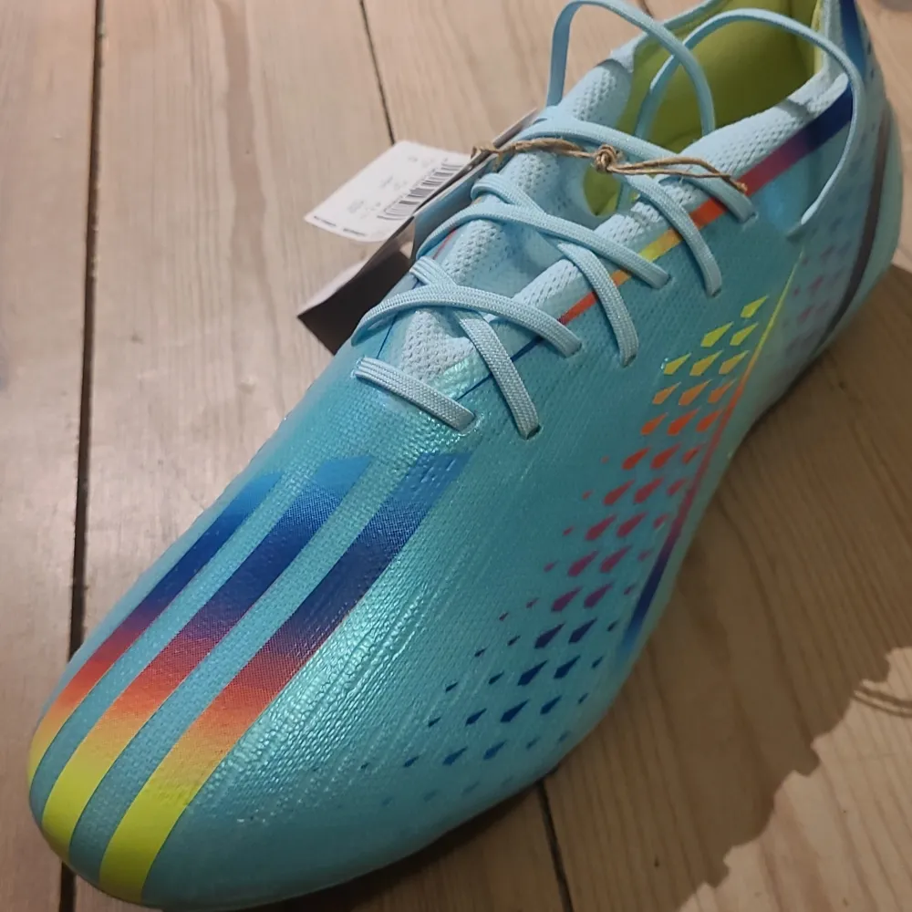 Säljer ett par helt oanvända Adidas X Speedportal.1 FG Al Rihla fotbollsskor. Vann de i en tävling på instagram och kunde inte ha de. då de är för små för mig. Nypris: 2 549 kr. Skor.