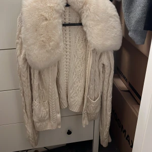 Jacka - En mysig jacka som är i storlek M. Knapparna som är knäppta är dom som är kvar resten har ramlat av annars är jackan i fint skick