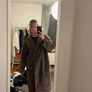 Brun H&M premium selection kappa - Säljer min H&M selection kappa som är helt oanvänd. Superfin och trendig! Den är slutsåld på hemsidan och mycket eftertraktad på sociala medier därav kollar jag intresset här.