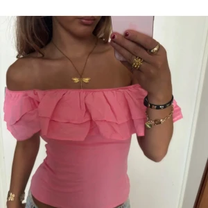 Slutsåld hm topp  - Säljer nu denna trendiga slutsålda toppen från hm, inga hår men har en liten fläck som ni kan se på sista bilden men ingen man märker, storlek s, 