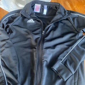 Adidas kofta  - Knappt använd då den var för liten, passar både killar/tjejer. 