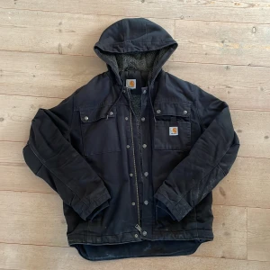 Carhartt vinterjacka - Perfekt vinterjacka i bra skick, fodrad och mycket varm. Passar inte mig längre. Storlek S