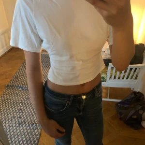 Trendig t shirt  - Jätte snygg trendig t shirt. Den är figurnära med vida armar. Sista bilden visar baksidan av tröjan❤️ slutsåld. Bra skick!