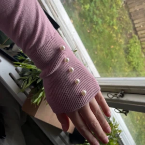 finstickad tröja med pärlor  - jättebra skick, knappt använd!