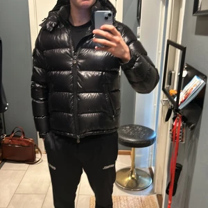 Moncler maya  - Säljer nu min maya som är köpt på NK för drygt 2 år sedan. Ett litet hål finns som knappt syns annars som ny! (skriv för bild) kvitto och tags finns så självklart äkta. Priset inte satt i sten. 