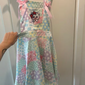 Hängsel klänning - Söt help oanvänd hängsel klänning med lapparna fortfarande på.  Stories S