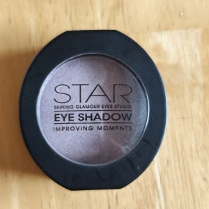 Ögonskugga från Star - Snygg ögonskugga från Star i en elegant lila nyans. Perfekt för att skapa en glamorös look. Kommer i en praktisk rund förpackning som är lätt att ta med sig. Innehåller 3g produkt och har en hållbarhet på 12 månader efter öppning.