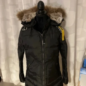Vinterjacka - Helt ny, aldrig använd, köpt till min dotter för 3900kr. Men är liten i storleken. Vattenavvisande och mycket varm 👍 Obs! Strl 36/38!