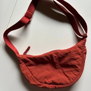 UNIQLO shoulder bag - Den populära väskan från UNIQLO i roströd färg. Använd två/tre gånger, mycket bra skick!