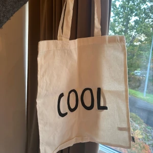 Tygkasse - Fin tygpåse text ”cool” 🖤