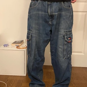Baggy tommy hilfiger jeans skater 90s - Tommy Hilfiger jeans med en väldigt baggy fit. Dom har slitningar som syns i sista bilden. 