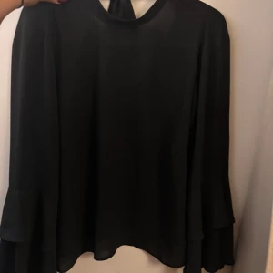 Svart blus med vida ärmar - Oanvänd jättefin blus💘