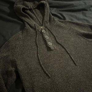 Stickad hoodie - Unik stickad hoodie av Redwood. Storlek S och sitter lite litet på mig som 183 cm. Skriv vid frågor och funderingar 🙌
