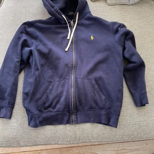 Ralph Lauren tröja  - En Ralph Lauren tröja med dragkedja i bra skick