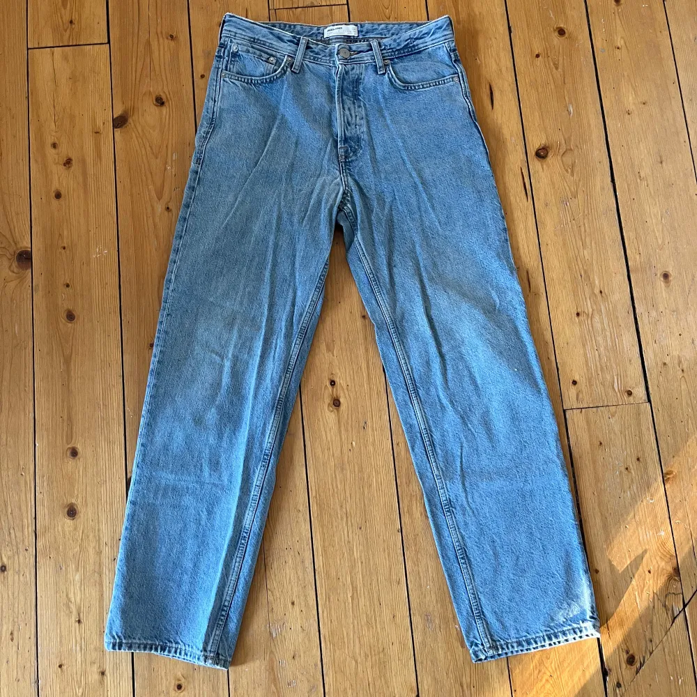 Säljer mina gamla Jack&jones jeans då de inte passar mig längre. 😁 Man kan se att dem har använts men inga hål eller större defekter. Ett par schyssta baggy jeans som har mycket kvar o ge! 🙌✅ Strl: W29 L32. Jeans & Byxor.