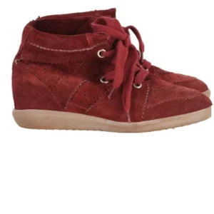 Isabel Marant Bobby  - Isabel Marant skor i modellen Bobby, välanvända. Färgen röd säljs ej nu. Normal i storlek. Nypris för skorna är 5900. Kan gå ner i pris om ni kan hitta ett bättre pris nån annanstans (det gör ni inte:)) 